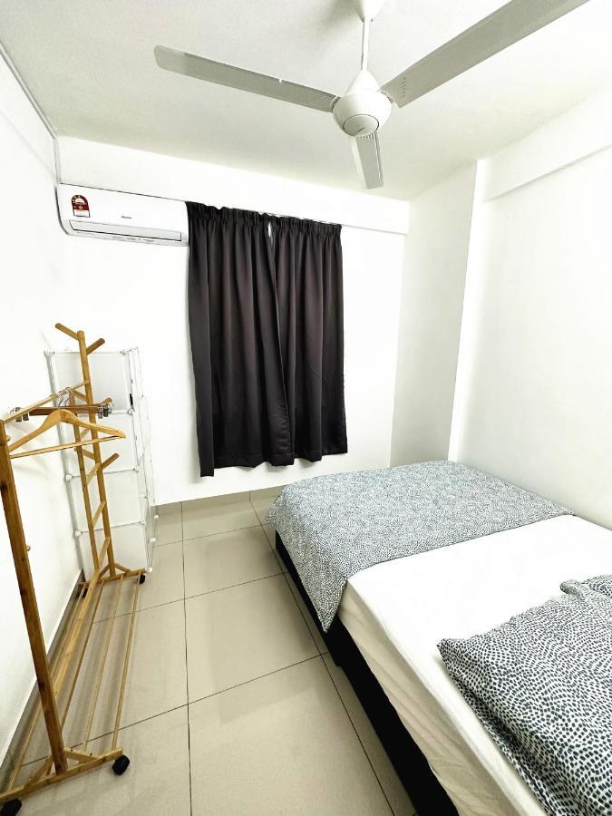 Tur10-oppesite Pisa Stadium-1min-foodcourt-minimarket Bayan Lepas